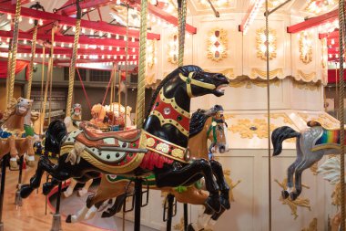 20. yüzyılın başlarından kalma tarihi atlıkarınca modern insanlara eğlence ve neşe sunar..