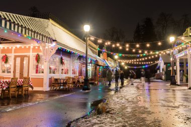 Geceleyin şehrin tarihi bölgesinde Noel süslemeli cadde