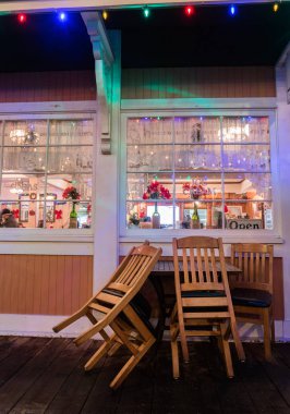 Geceleri şehrin tarihi bölgesinde Noel süslenmiş mağaza cephesi.