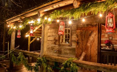 Noel ışıklarıyla küçük ve rahat bir ev kabini. Tatil ruhunu ortaya çıkaran ideal resim..