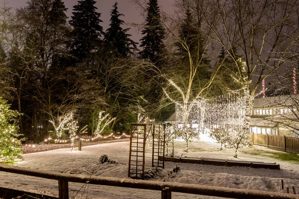 Lâmpada de luzes e decorações para o festival. Corda ao ar livre Natal luzes inverno país das maravilhas . — Fotografia de Stock