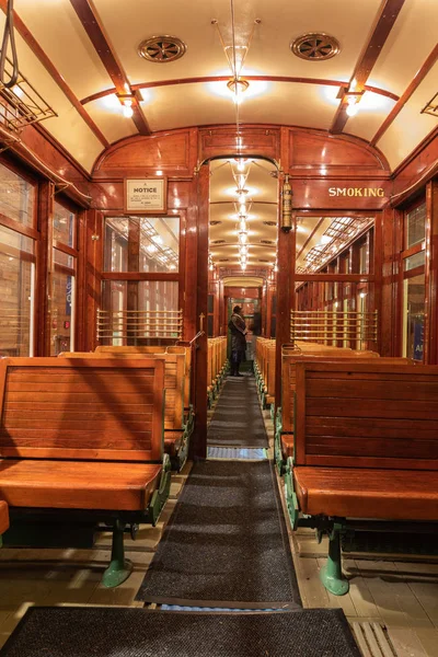Wnętrze zabytkowego tramwaju z początku XX wieku. — Zdjęcie stockowe