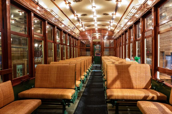 20世紀初頭からの古い歴史的路面電車の内装. ストック画像