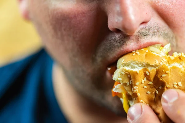 Hombre disfrutando de su sabrosa hamburguesa . —  Fotos de Stock