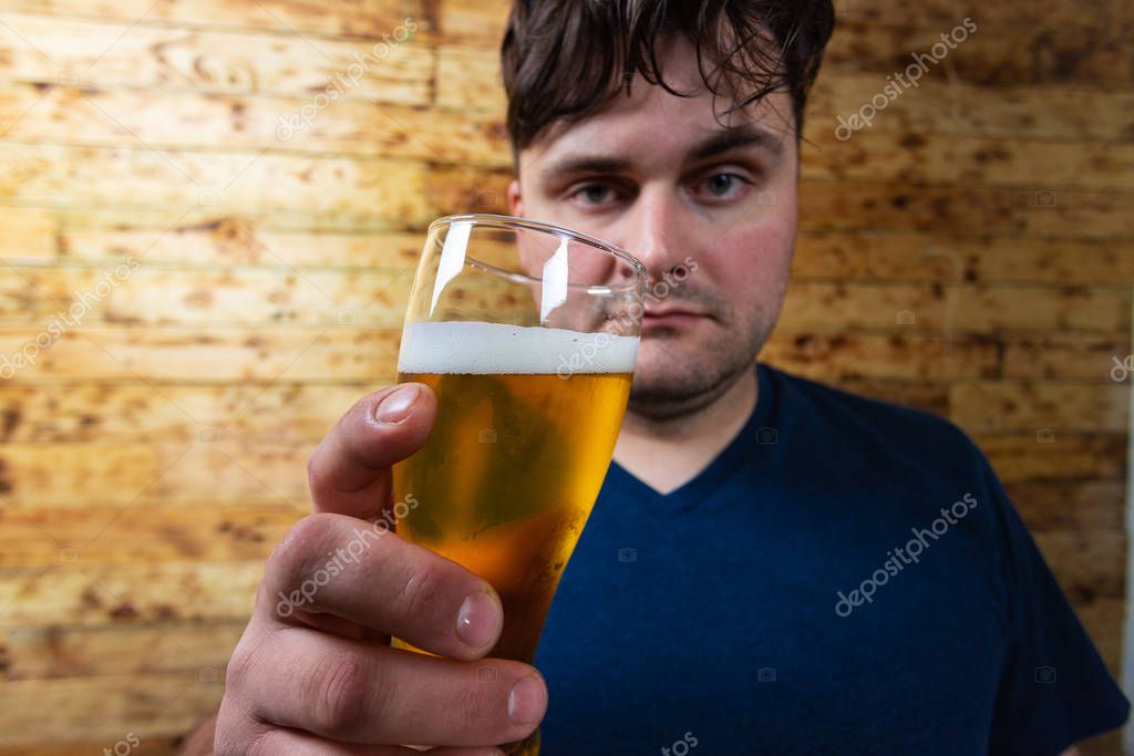 Закодированный пьет пиво. Мужики пьют пиво. Парень пьет пиво. Мужчины с пивным алкоголизмом.