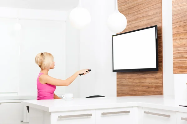 Женщина смотрит телевизор держать пульт управления — стоковое фото