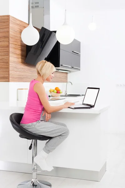 Woman holding credit card using laptop shopping — Stockfoto