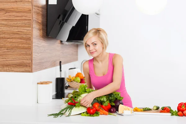 Mujer verduras crudas frescas cocinar en casa — Foto de Stock