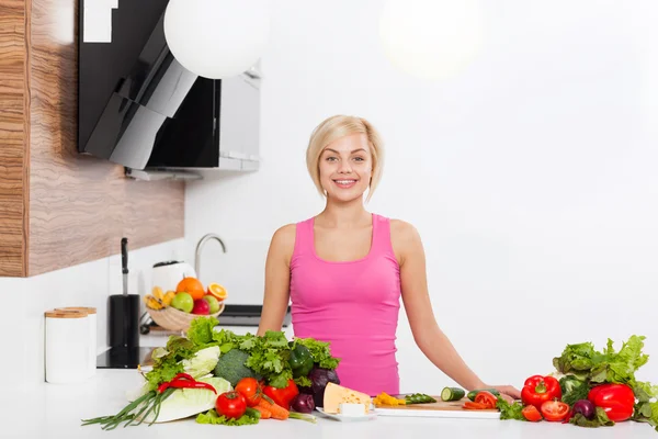 Mujer verduras crudas frescas cocinar en casa —  Fotos de Stock