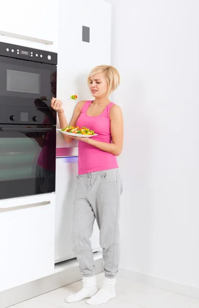 Jeune sourire femme saine manger des légumes salade fraîche — Photo