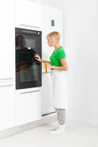 Kadın modern mutfak cihaz ayarı — Stok fotoğraf