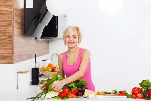 Mulher vegetais crus frescos cozinhar em casa — Fotografia de Stock