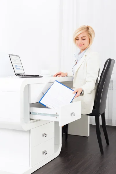 Geschäftsfrau versteckt Dokument in Schreibtischbox — Stockfoto
