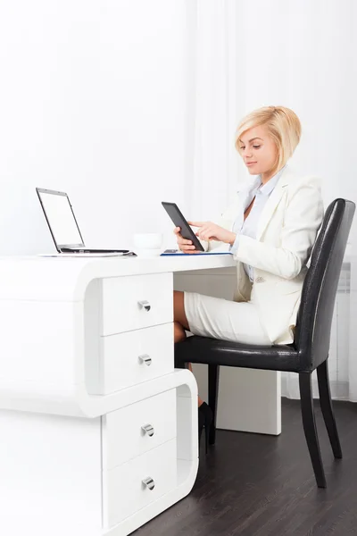 Business woman using tablet bright ofice desk — Stock Photo, Image