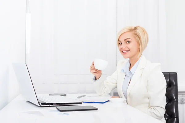 Business woman drink coffee at office modern desk — Stock Photo, Image