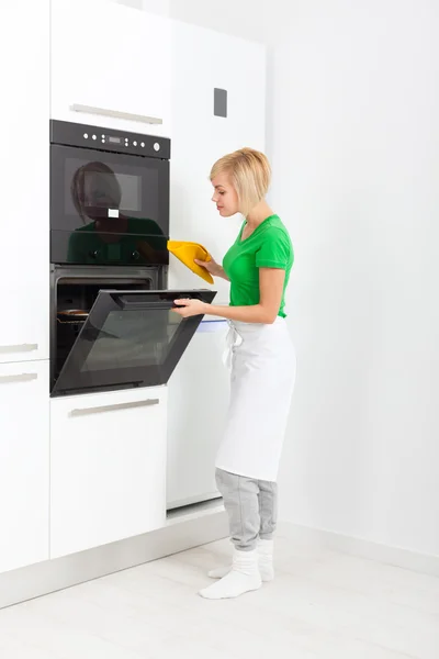 Mujer cocina moderna aparato de ajuste —  Fotos de Stock