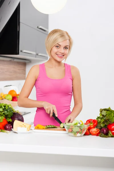 Femme hacher légumes cuisine — Photo