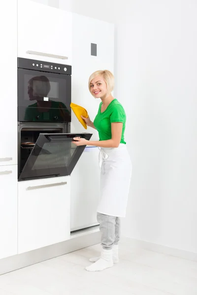 Женщина современный кухонный прибор настройки — стоковое фото