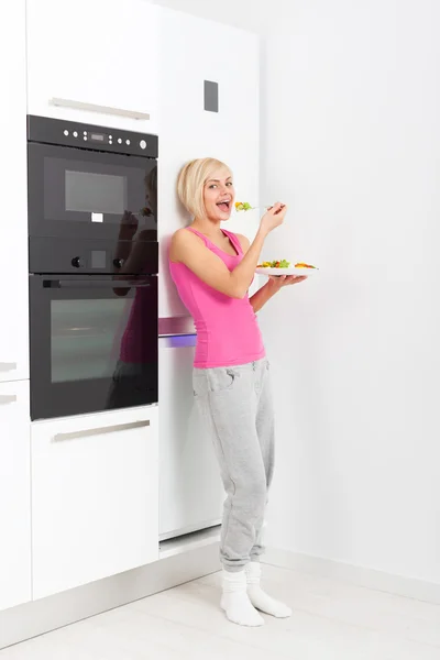 Joven sonrisa mujer saludable comer verduras ensalada fresca — Foto de Stock