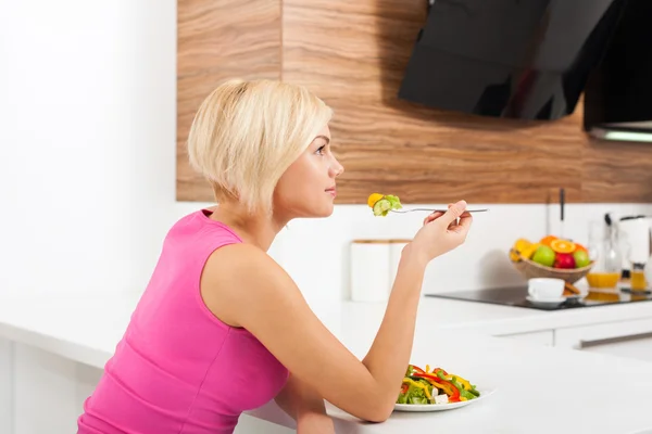 Glimlach vrouw gezond eten groente verse salade — Stockfoto