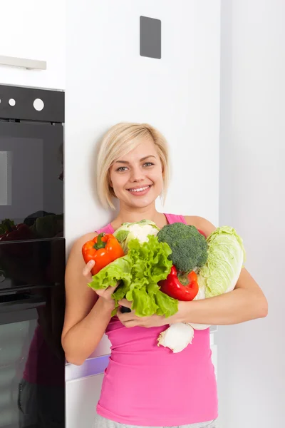 Mujer verduras frescas crudas refrigerador — Foto de Stock