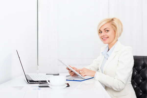 Business woman using tablet office desk — Stock Photo, Image