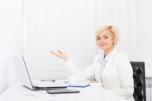 Business woman show open palm copy space — Stock Photo, Image