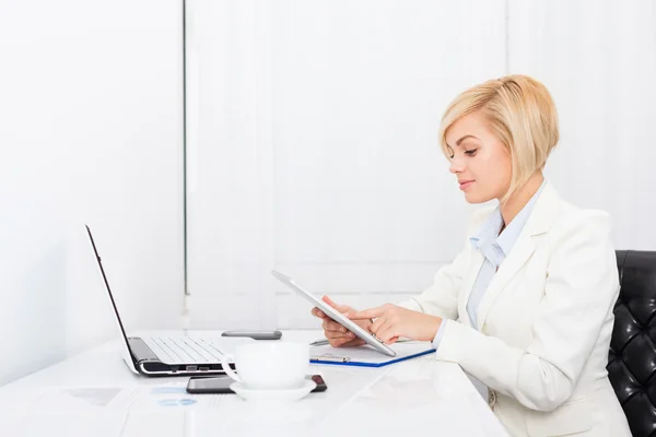 Geschäftsfrau mit Tablet am Schreibtisch — Stockfoto