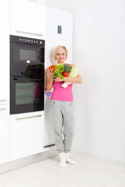 Mujer verduras frescas crudas refrigerador — Foto de Stock