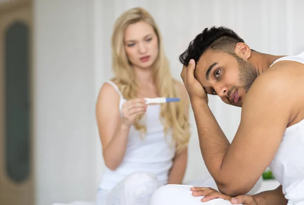 Frau zeigt Mann positiven Schwangerschaftstest — Stockfoto