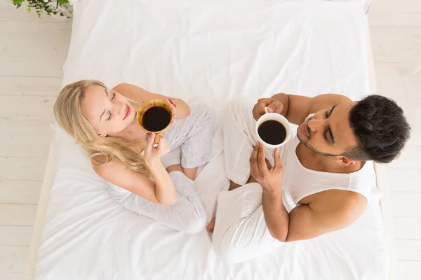 Jeune couple boire du café — Photo