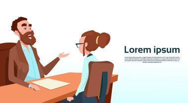 Ofis Masası oturan işadamı 