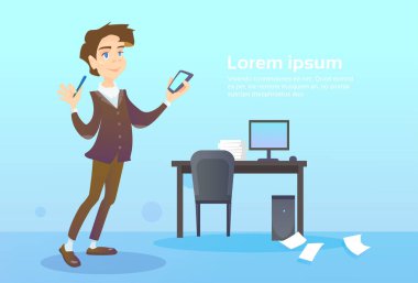 İş adamı tutun akıllı cep telefonu 