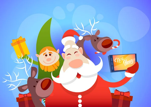 Santa Claus con duendes renos haciendo selfie — Vector de stock