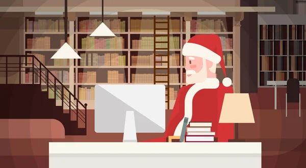 Santa Claus χρησιμοποιώντας Laptop κάθεται επιφάνεια εσωτερική σπίτι ευτυχισμένο το νέο έτος καλά Χριστούγεννα — Διανυσματικό Αρχείο