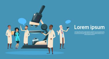 Grup Medial doktorlar mikroskop araştırma kimyasal laboratuvar çalışan bilim adamı takım