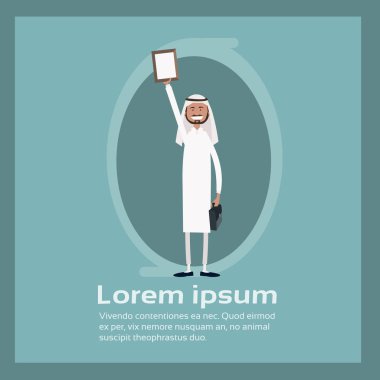 Başarılı Arap iş adamı tutun sözleşme belgeyi imzala