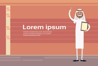 Başarılı Arap iş adamı tutun sözleşme belgeyi imzala