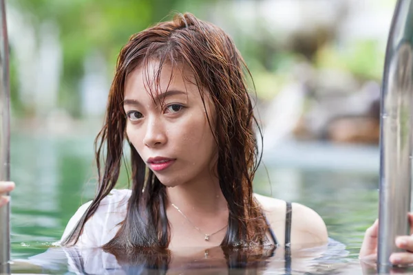 아시아 여자 호텔 수영장에서 편안한 휴가 여행, 스파를 즐기는 젊은 여자 — 스톡 사진