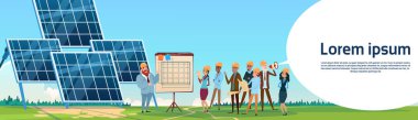 İş adamları güneş enerjisi paneli yenilenebilir istasyonu tanıtım grubu