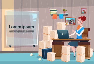 Resepsiyon çalışma yer Office iç iş işkadını işyeri oturan iş kadın belgeleri yığılmış