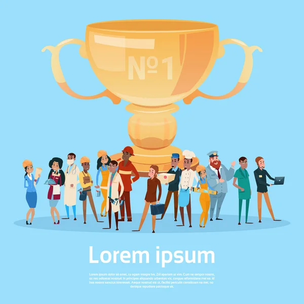 İnsanlar grubu farklı meslek çalışanları ödül kazanan Kupası, takım başarı kavramı tutun