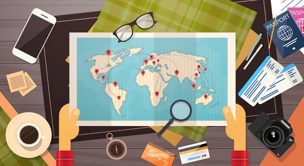 Jegy beszállókártya Travel dokumentumban kezét tartsa világ Térkép-val csap nyaralás koncepció — Stock Vector