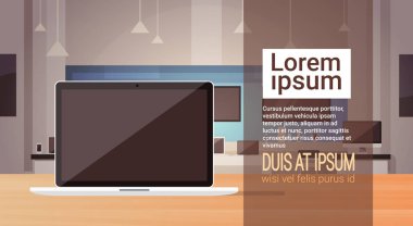 Dizüstü bilgisayar Modern elektronik mağazasından salonu iç afiş kopya alanı ile