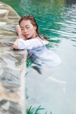 Güzel kadın Yüzme Havuzu Resort portre genç Asyalı kız rahat