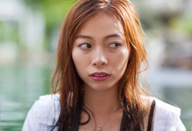 Güzel kadın Yüzme Havuzu Resort portre genç Asyalı kız rahat