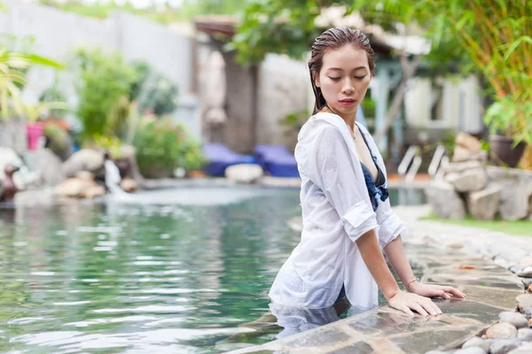Bella donna piscina al resort rilassato ritratto giovane ragazza asiatica — Foto Stock