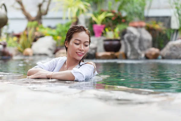 Bella donna piscina a resort rilassato ritratto giovane asiatico ragazza felice sorriso — Foto Stock