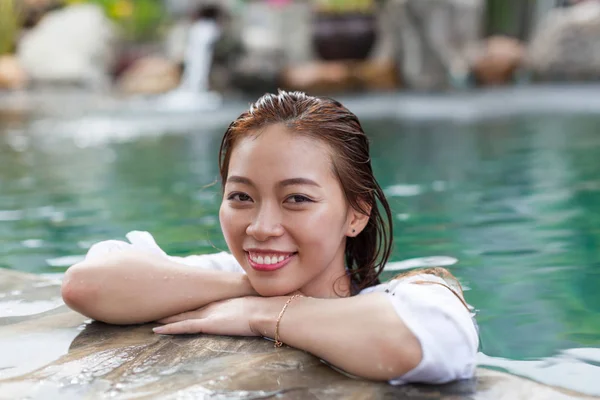 아름 다운 여자 수영장 리조트 편안한 세로 젊은 아시아 소녀 행복 한 미소 — 스톡 사진
