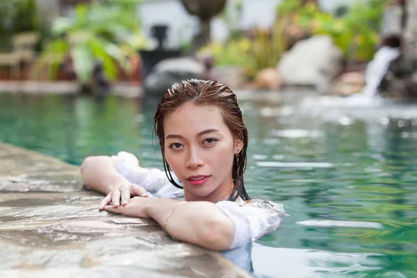 리조트에서 아름 다운 여자 수영장 편안한 세로 젊은 아시아 소녀 — 스톡 사진